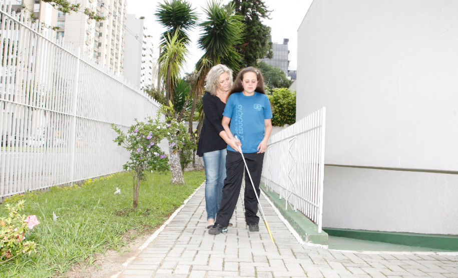 Alunos Luiz Guilherme e Laura Kaiser, da Escola Professor Osni Macedo Saldanha, no Instituto dos Cegos. Na foto a professora Lilian Merege Biglia e a aluna Laura Kaiser. 24-03-14.