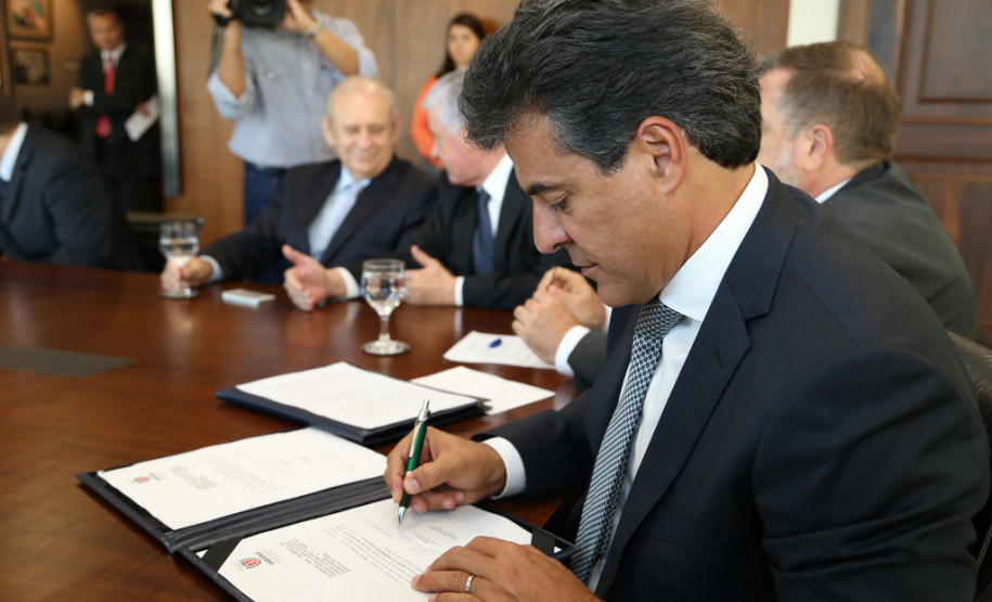 Governador autoriza ampliação do CEEP de Clevelândia No Centro Estadual de Educação Profissional de Clevelândia, serão construídos três alojamentos e novos laboratórios técnicos. <br />
<br />
Veja mais fotos em: <a href=" http://www.flickr.com/photos/flavioarns/sets/72157642920062405/with/13412745515/" target="_blank"> http://www.flickr.com/photos/flavioarns </a>