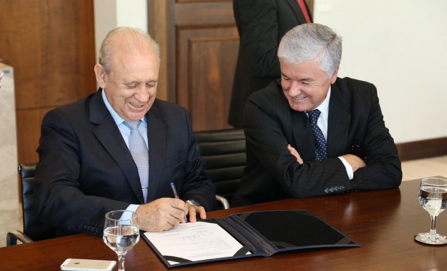 Governador autoriza ampliação do CEEP de Clevelândia No Centro Estadual de Educação Profissional de Clevelândia, serão construídos três alojamentos e novos laboratórios técnicos. <br />
<br />
Veja mais fotos em: <a href=" http://www.flickr.com/photos/flavioarns/sets/72157642920062405/with/13412745515/" target="_blank"> http://www.flickr.com/photos/flavioarns </a>