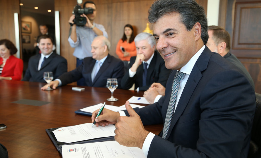 Governador autoriza ampliação do CEEP de Clevelândia No Centro Estadual de Educação Profissional de Clevelândia, serão construídos três alojamentos e novos laboratórios técnicos. <br />
<br />
Veja mais fotos em: <a href=" http://www.flickr.com/photos/flavioarns/sets/72157642920062405/with/13412745515/" target="_blank"> http://www.flickr.com/photos/flavioarns </a>