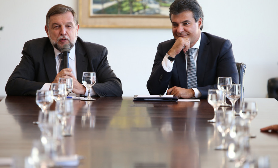 Governador autoriza ampliação do CEEP de Clevelândia No Centro Estadual de Educação Profissional de Clevelândia, serão construídos três alojamentos e novos laboratórios técnicos. <br />
<br />
Veja mais fotos em: <a href=" http://www.flickr.com/photos/flavioarns/sets/72157642920062405/with/13412745515/" target="_blank"> http://www.flickr.com/photos/flavioarns </a>