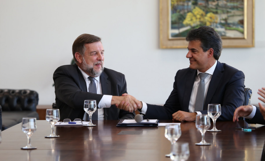 Governador autoriza ampliação do CEEP de Clevelândia No Centro Estadual de Educação Profissional de Clevelândia, serão construídos três alojamentos e novos laboratórios técnicos. <br />
<br />
Veja mais fotos em: <a href=" http://www.flickr.com/photos/flavioarns/sets/72157642920062405/with/13412745515/" target="_blank"> http://www.flickr.com/photos/flavioarns </a>