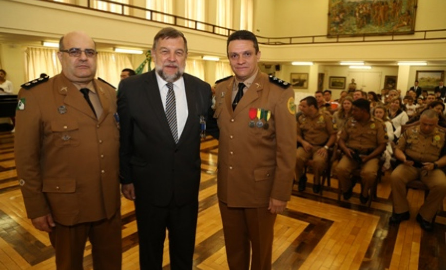 O vice-governador e secretário de Estado da Educação, Flávio Arns, foi homenageado nesta quarta-feira (26) com as medalhas de mérito do Batalhão da Patrulha Escolar Comunitária e do Programa Educacional de Resistência às Drogas e à Violência. A entrega aconteceu durante a solenidade de comemoração dos seis anos do Batalhão realizada no Colégio Estadual do Paraná, em Curitiba.