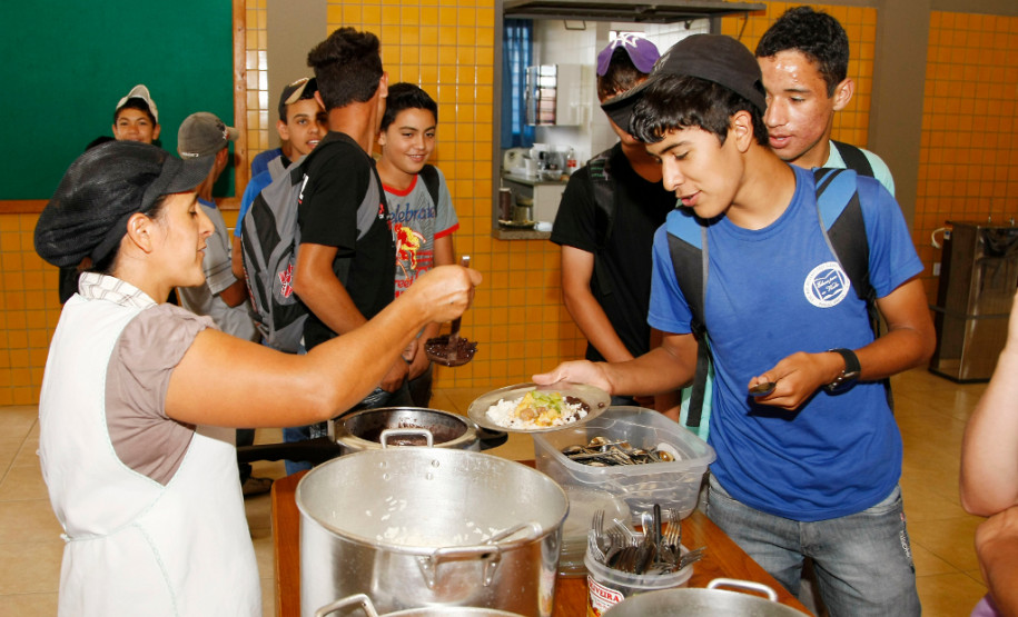 Nova escola melhora a vida de alunos em Reserva Colégio Estadual do Campo Prefeito Albano Guimarães Martins, em Reserva. 13-03-14.