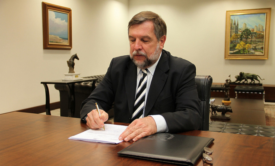 114 professores e funcionários da rede estadual de ensino para fazer cursos de mestrado e doutorado em instituições de ensino superior com garantia do pagamento dos salários.