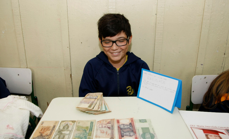 Colégio Estadual Angelo Trevisan, apresentação de trabalhos de alunos, na foto o aluno Gabriel Zotto. 27-03-14.