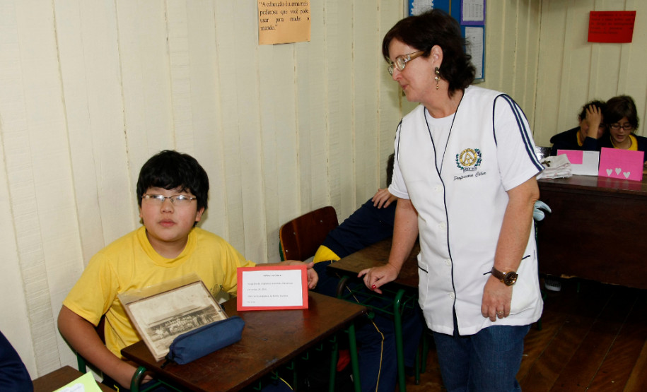 Colégio Estadual Angelo Trevisan, apresentação de trabalhos de alunos, na foto a professora Celia Regina Guernieri. 27-03-14.