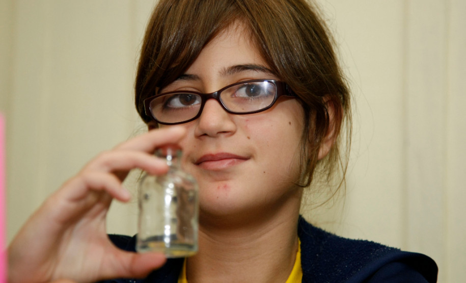 Colégio Estadual Angelo Trevisan, apresentação de trabalhos de alunos, na foto a aluna Gabriela Adad Pianaro. 27-03-14.