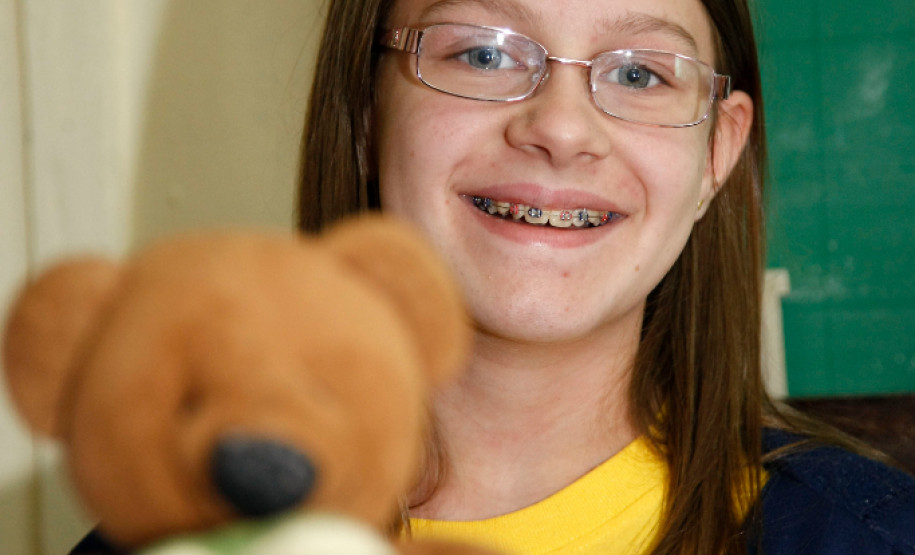 Colégio Estadual Angelo Trevisan, apresentação de trabalhos de alunos, na foto a aluna Rafaela Cavagnari Guimaraes. 27-03-14.