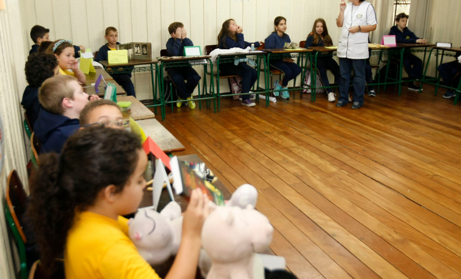 Colégio Estadual Angelo Trevisan, apresentação de trabalhos de alunos. 27-03-14.