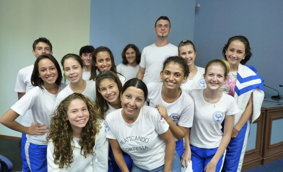Cerca de 200 alunos do Projeto Pratique Cortesia, participaram, em Santa Helena, de um encontro para discutir e socializar os resultados alcançados.