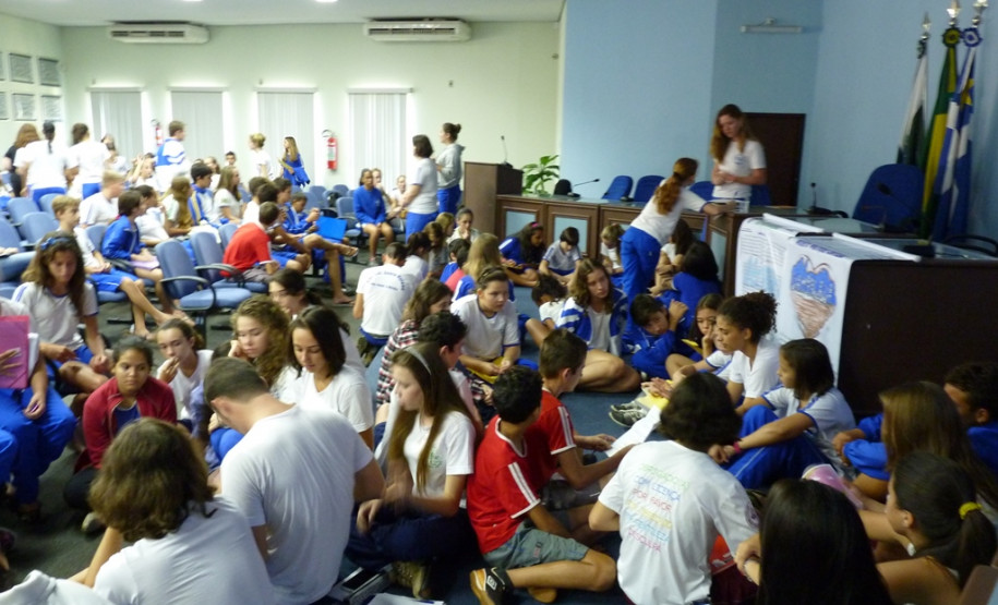 Cerca de 200 alunos do Projeto Pratique Cortesia, participaram, em Santa Helena, de um encontro para discutir e socializar os resultados alcançados.
