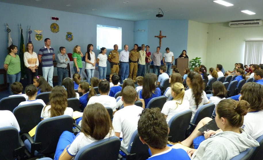 Cerca de 200 alunos do Projeto Pratique Cortesia, participaram, em Santa Helena, de um encontro para discutir e socializar os resultados alcançados.