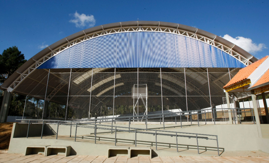 O valor total das obras é de R$ 3,6 milhões, recursos do Ministério da Educação com contrapartida do Governo do Paraná. Colégio Estadual Professor Edvaldo e Maria Janete Carneiro. 19-08-13.