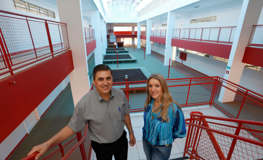 Jonas Crensiglova, chefe do Núcleo Regional de Educação de Pitanga e Lucelia Terezinha Dziubate Ferreira, diretora do Centro Estadual de Educação Profissinal, prof. Miguel Parollo, em Pitanga.
Pitanga, 12-03-14.