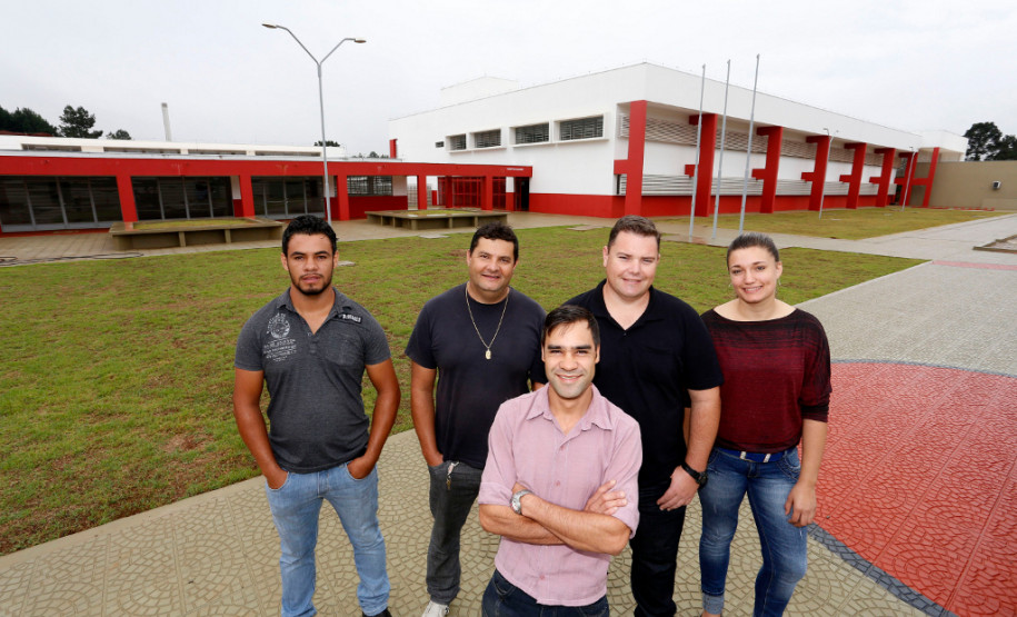 Futuros alunos do  Centro Estadual de Educação Profissinal, prof. Miguel Parollo, de Pitanga. E/D: José Adilson de Oliveira, Helcio Luiz Ferreira, Wagner Becher, Vanessa Cardoso e Neuton Janiski (na frente).
Pitanga, 12-03-14.