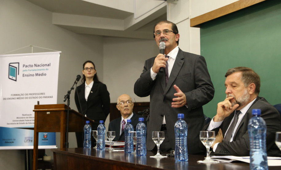 No Paraná, o Pacto terá a participação das sete universidades estaduais e das duas federais. O envolvimento acontecerá por meio do Fórum de Apoio à Formação Docente, que reúne universidades e também as Secretarias da Educação (Seed) e da Ciência, Tecnologia e Ensino Superior (Seti). <br />
<br />
Veja mais fotos em: <a href=" http://www.flickr.com/photos/flavioarns/sets/72157643217792943/" target="_blank"> http://www.flickr.com/photos/flavioarns </a>