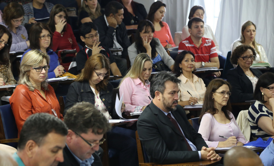 No Paraná, o Pacto terá a participação das sete universidades estaduais e das duas federais. O envolvimento acontecerá por meio do Fórum de Apoio à Formação Docente, que reúne universidades e também as Secretarias da Educação (Seed) e da Ciência, Tecnologia e Ensino Superior (Seti). <br />
<br />
Veja mais fotos em: <a href=" http://www.flickr.com/photos/flavioarns/sets/72157643217792943/" target="_blank"> http://www.flickr.com/photos/flavioarns </a>