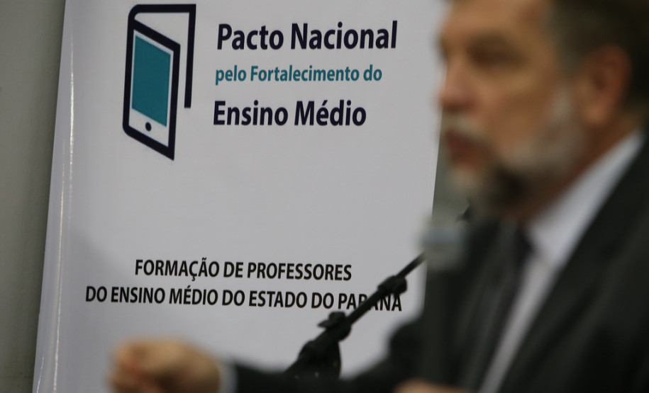 No Paraná, o Pacto terá a participação das sete universidades estaduais e das duas federais. O envolvimento acontecerá por meio do Fórum de Apoio à Formação Docente, que reúne universidades e também as Secretarias da Educação (Seed) e da Ciência, Tecnologia e Ensino Superior (Seti). <br />
<br />
Veja mais fotos em: <a href=" http://www.flickr.com/photos/flavioarns/sets/72157643217792943/" target="_blank"> http://www.flickr.com/photos/flavioarns </a>