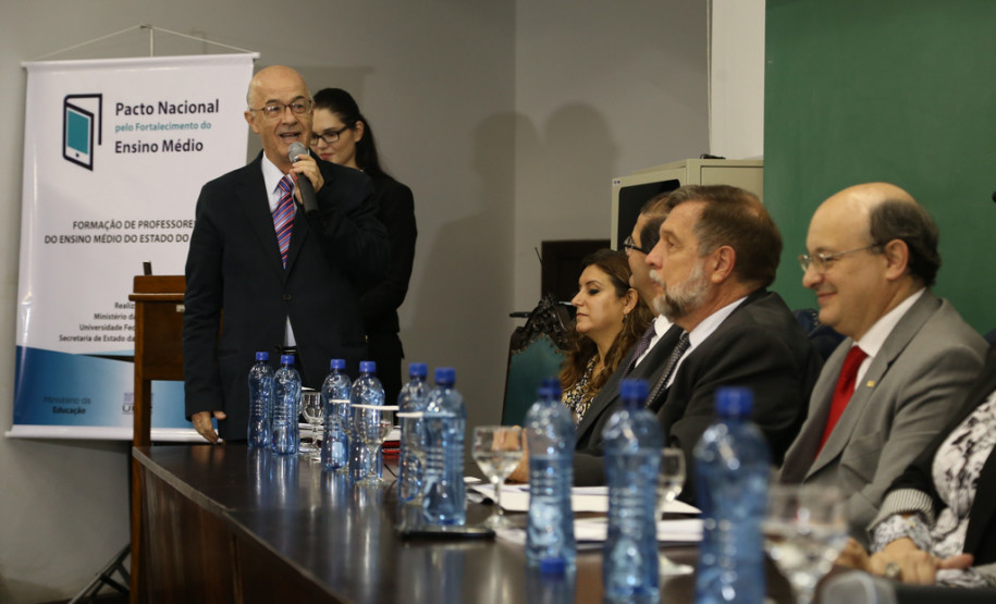 No Paraná, o Pacto terá a participação das sete universidades estaduais e das duas federais. O envolvimento acontecerá por meio do Fórum de Apoio à Formação Docente, que reúne universidades e também as Secretarias da Educação (Seed) e da Ciência, Tecnologia e Ensino Superior (Seti). <br />
<br />
Veja mais fotos em: <a href=" http://www.flickr.com/photos/flavioarns/sets/72157643217792943/" target="_blank"> http://www.flickr.com/photos/flavioarns </a>