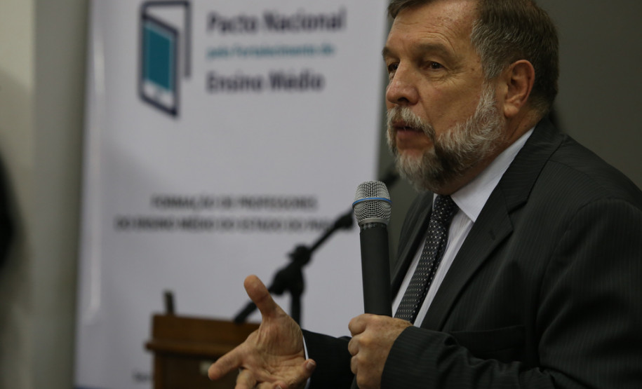 No Paraná, o Pacto terá a participação das sete universidades estaduais e das duas federais. O envolvimento acontecerá por meio do Fórum de Apoio à Formação Docente, que reúne universidades e também as Secretarias da Educação (Seed) e da Ciência, Tecnologia e Ensino Superior (Seti). <br />
<br />
Veja mais fotos em: <a href=" http://www.flickr.com/photos/flavioarns/sets/72157643217792943/" target="_blank"> http://www.flickr.com/photos/flavioarns </a>
