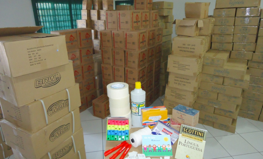 Já estão chegando aos Núcleos Regionais de Educação materiais didáticos para os alfabetizadores e alunos do programa, incluindo calculadoras, dicionários, papel, cadernos, canetas, lápis, borrachas, apontadores, barbante e cola branca.
