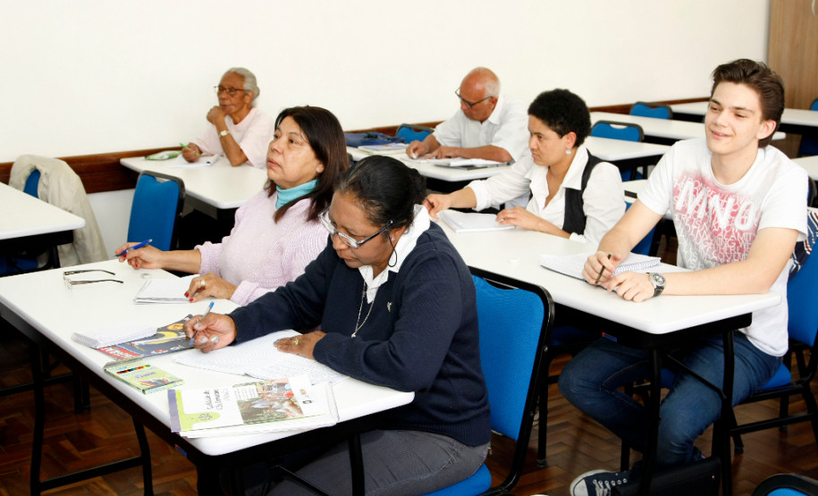O programa Paraná Alfabetizado é uma ação coordenada pela Secretaria da Educação do Paraná, em parceria com o Ministério da Educação, prefeituras e sociedade civil. O objetivo é selecionar voluntários para alfabetizar pessoas com idade acima de 15 anos e que não sabem ler nem escrever.