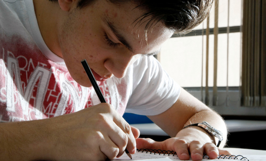 O programa Paraná Alfabetizado é uma ação coordenada pela Secretaria da Educação do Paraná, em parceria com o Ministério da Educação, prefeituras e sociedade civil. O objetivo é selecionar voluntários para alfabetizar pessoas com idade acima de 15 anos e que não sabem ler nem escrever.