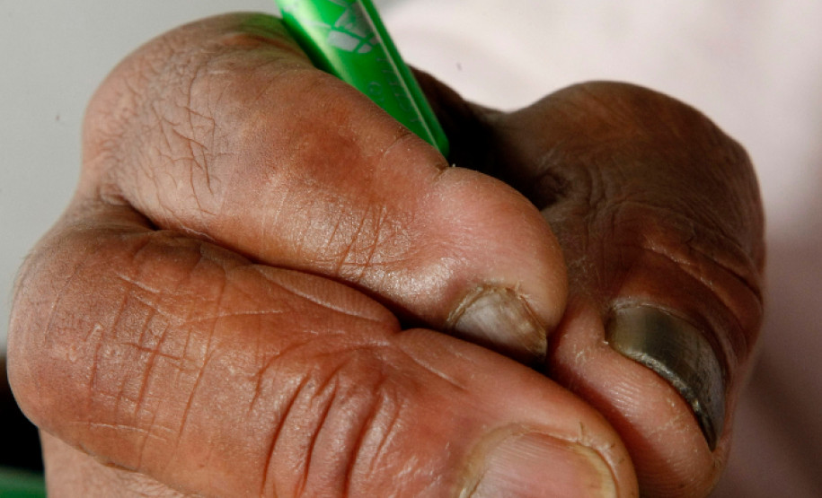 O programa Paraná Alfabetizado é uma ação coordenada pela Secretaria da Educação do Paraná, em parceria com o Ministério da Educação, prefeituras e sociedade civil. O objetivo é selecionar voluntários para alfabetizar pessoas com idade acima de 15 anos e que não sabem ler nem escrever.