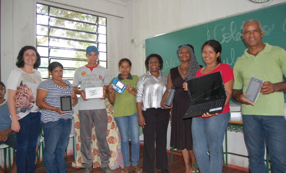 Novos aparelhos promovem a inclusão digital em escolas estaduais das comunidades quilombolas de Adrianópolis e Palmas.