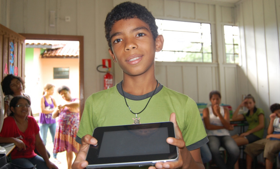 Novos aparelhos promovem a inclusão digital em escolas estaduais das comunidades quilombolas de Adrianópolis e Palmas.