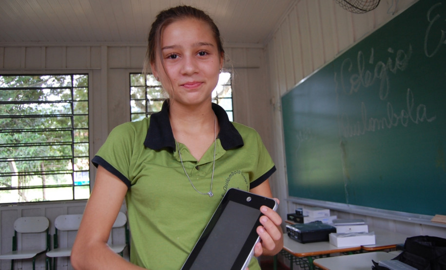 Novos aparelhos promovem a inclusão digital em escolas estaduais das comunidades quilombolas de Adrianópolis e Palmas.