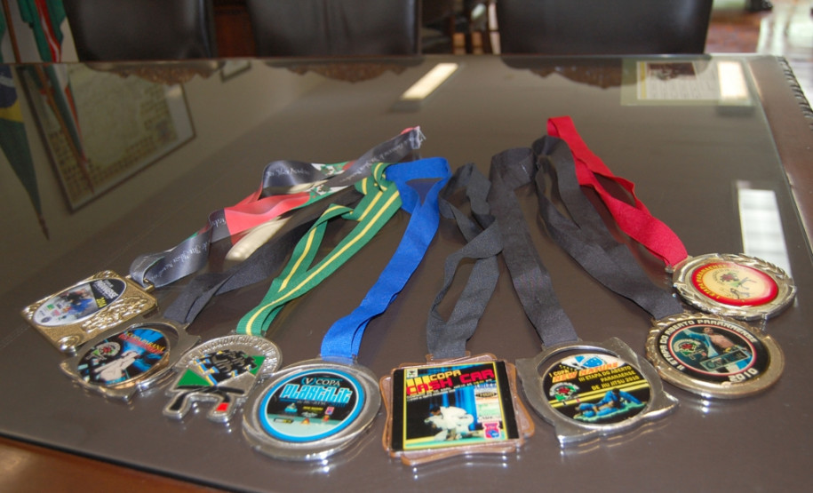 A aluna Anna Cristine de Seni Ferreira, 16 anos, do 3° ano do ensino médio, do Colégio Estadual João Loyola, em Curitiba, conquistou no mês passado o terceiro título do Campeonato Paranaense de jiu-jítsu. Há cinco anos Anna divide sua rotina diária entre treinamentos, campeonatos e estudos.  Cerca de 350 mil alunos da rede estadual de ensino já realizam atividades esportivas, científicas, artísticas culturais em contraturno escolar.