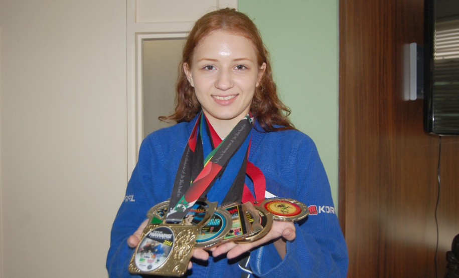A aluna Anna Cristine de Seni Ferreira, 16 anos, do 3° ano do ensino médio, do Colégio Estadual João Loyola, em Curitiba, conquistou no mês passado o terceiro título do Campeonato Paranaense de jiu-jítsu. Há cinco anos Anna divide sua rotina diária entre treinamentos, campeonatos e estudos.  Cerca de 350 mil alunos da rede estadual de ensino já realizam atividades esportivas, científicas, artísticas culturais em contraturno escolar.
