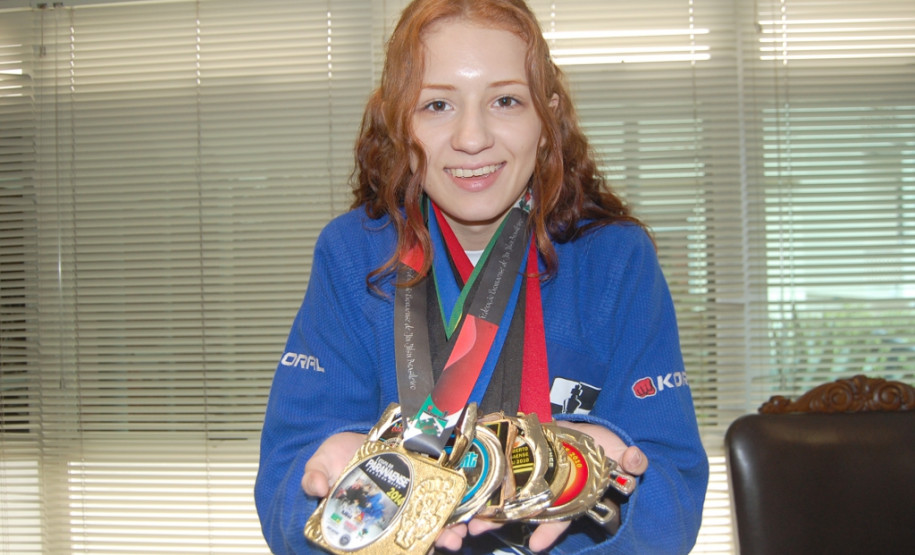 A aluna Anna Cristine de Seni Ferreira, 16 anos, do 3° ano do ensino médio, do Colégio Estadual João Loyola, em Curitiba, conquistou no mês passado o terceiro título do Campeonato Paranaense de jiu-jítsu. Há cinco anos Anna divide sua rotina diária entre treinamentos, campeonatos e estudos.  Cerca de 350 mil alunos da rede estadual de ensino já realizam atividades esportivas, científicas, artísticas culturais em contraturno escolar.