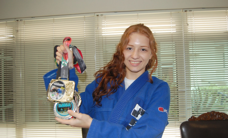 A aluna Anna Cristine de Seni Ferreira, 16 anos, do 3° ano do ensino médio, do Colégio Estadual João Loyola, em Curitiba, conquistou no mês passado o terceiro título do Campeonato Paranaense de jiu-jítsu. Há cinco anos Anna divide sua rotina diária entre treinamentos, campeonatos e estudos.  Cerca de 350 mil alunos da rede estadual de ensino já realizam atividades esportivas, científicas, artísticas culturais em contraturno escolar.