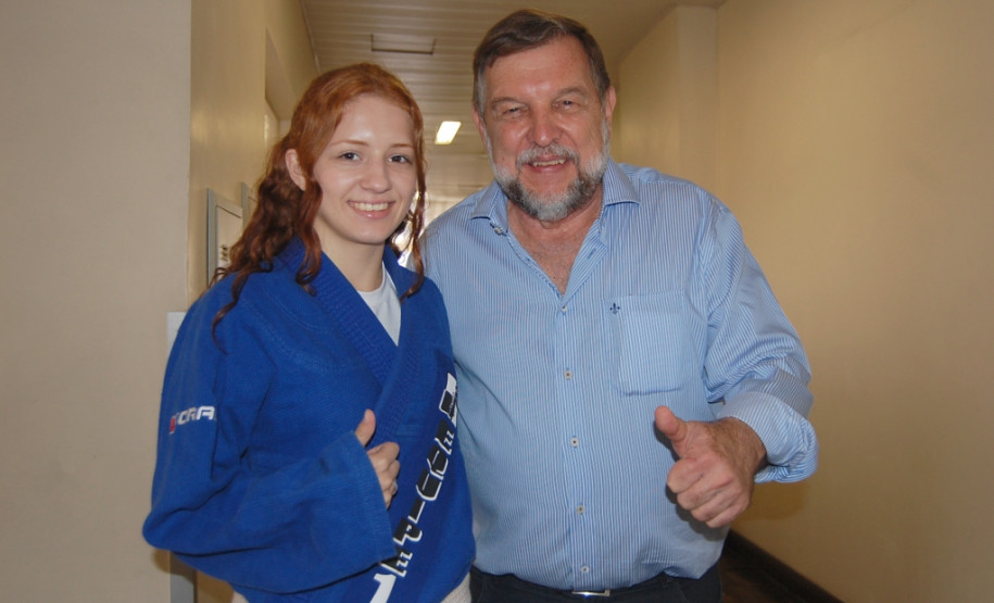 A aluna Anna Cristine de Seni Ferreira, 16 anos, do 3° ano do ensino médio, do Colégio Estadual João Loyola, em Curitiba, conquistou no mês passado o terceiro título do Campeonato Paranaense de jiu-jítsu. Há cinco anos Anna divide sua rotina diária entre treinamentos, campeonatos e estudos.  Cerca de 350 mil alunos da rede estadual de ensino já realizam atividades esportivas, científicas, artísticas culturais em contraturno escolar.