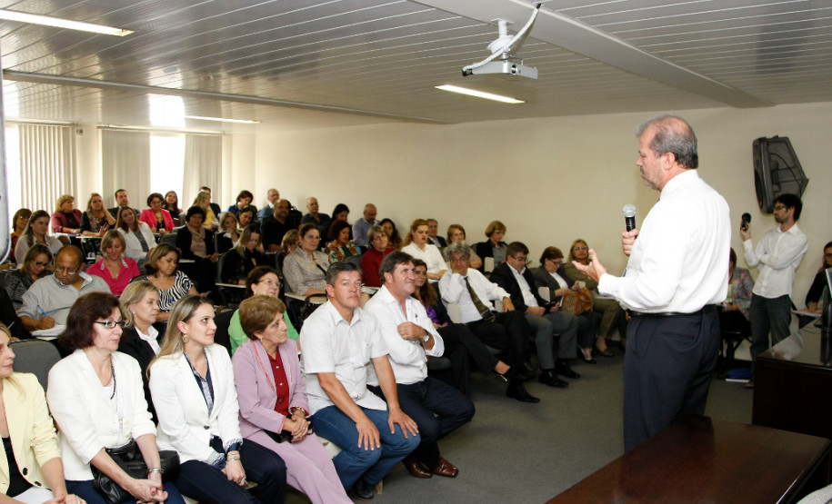 O novo secretário de Estado da Educação, Paulo Schmidt, se reuniu com chefes dos Núcleos Regionais, diretores e coordenadores da secretaria.
