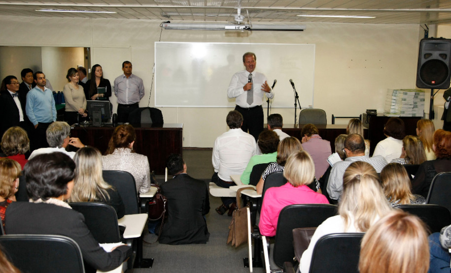 O novo secretário de Estado da Educação, Paulo Schmidt, se reuniu com chefes dos Núcleos Regionais, diretores e coordenadores da secretaria.