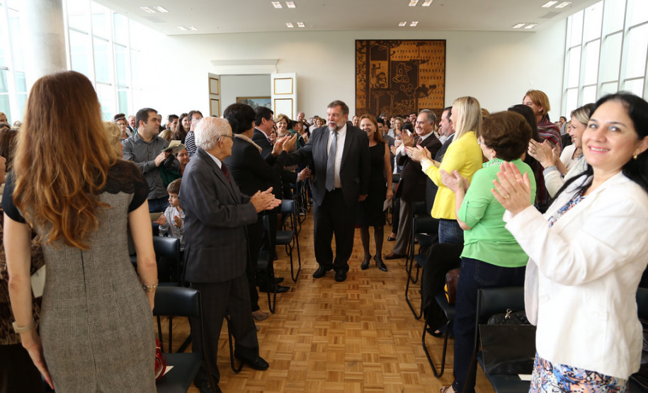 Copa do Mundo será tema pedagógico na sala de aula Secretaria da Educação e a Coordenação Geral da Copa do Mundo 2014 no Paraná lançam livro que integra o tema às disciplinas curriculares. <br />
<br />
Veja mais fotos em: <a href=" https://www.flickr.com/photos/flavioarns/sets/72157643369878354/" target="_blank"> https://www.flickr.com/photos/flavioarns </a>