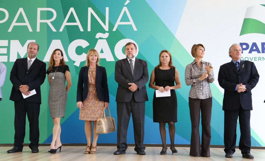 Copa do Mundo será tema pedagógico na sala de aula Secretaria da Educação e a Coordenação Geral da Copa do Mundo 2014 no Paraná lançam livro que integra o tema às disciplinas curriculares. <br />
<br />
Veja mais fotos em: <a href=" https://www.flickr.com/photos/flavioarns/sets/72157643369878354/" target="_blank"> https://www.flickr.com/photos/flavioarns </a>