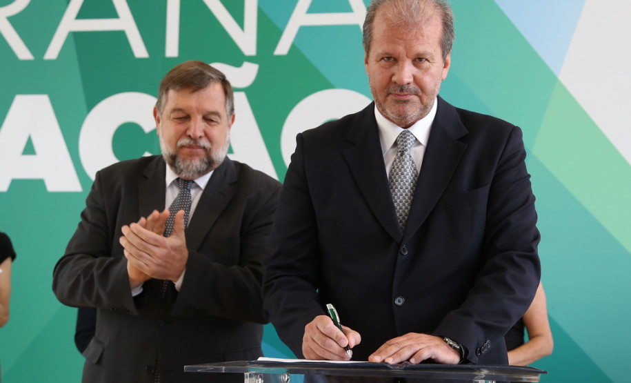 Copa do Mundo será tema pedagógico na sala de aula Secretaria da Educação e a Coordenação Geral da Copa do Mundo 2014 no Paraná lançam livro que integra o tema às disciplinas curriculares. <br />
<br />
Veja mais fotos em: <a href=" https://www.flickr.com/photos/flavioarns/sets/72157643369878354/" target="_blank"> https://www.flickr.com/photos/flavioarns </a>