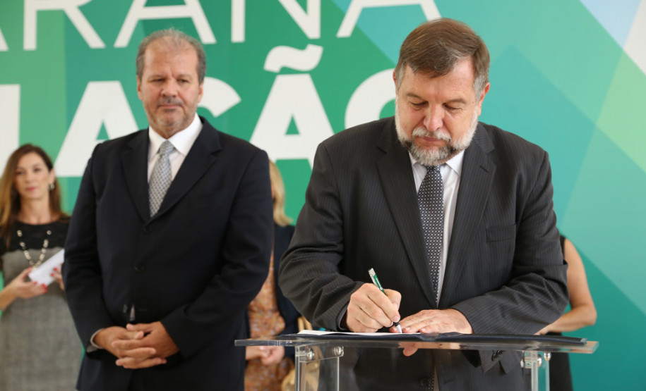 Copa do Mundo será tema pedagógico na sala de aula Secretaria da Educação e a Coordenação Geral da Copa do Mundo 2014 no Paraná lançam livro que integra o tema às disciplinas curriculares. <br />
<br />
Veja mais fotos em: <a href=" https://www.flickr.com/photos/flavioarns/sets/72157643369878354/" target="_blank"> https://www.flickr.com/photos/flavioarns </a>