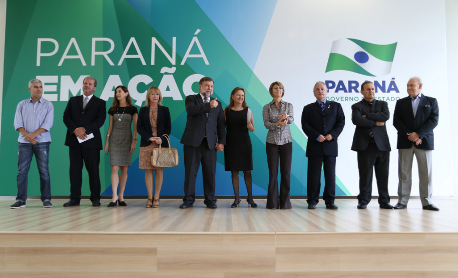 Copa do Mundo será tema pedagógico na sala de aula Secretaria da Educação e a Coordenação Geral da Copa do Mundo 2014 no Paraná lançam livro que integra o tema às disciplinas curriculares. <br />
<br />
Veja mais fotos em: <a href=" https://www.flickr.com/photos/flavioarns/sets/72157643369878354/" target="_blank"> https://www.flickr.com/photos/flavioarns </a>