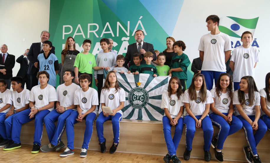 Copa do Mundo será tema pedagógico na sala de aula Secretaria da Educação e a Coordenação Geral da Copa do Mundo 2014 no Paraná lançam livro que integra o tema às disciplinas curriculares. <br />
<br />
Veja mais fotos em: <a href=" https://www.flickr.com/photos/flavioarns/sets/72157643369878354/" target="_blank"> https://www.flickr.com/photos/flavioarns </a>