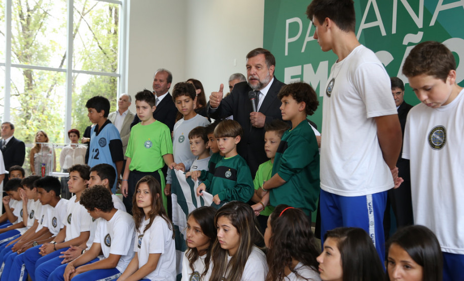 Copa do Mundo será tema pedagógico na sala de aula Secretaria da Educação e a Coordenação Geral da Copa do Mundo 2014 no Paraná lançam livro que integra o tema às disciplinas curriculares. <br />
<br />
Veja mais fotos em: <a href=" https://www.flickr.com/photos/flavioarns/sets/72157643369878354/" target="_blank"> https://www.flickr.com/photos/flavioarns </a>