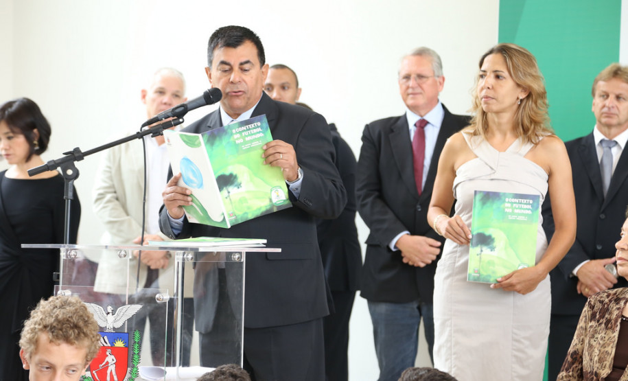 Copa do Mundo será tema pedagógico na sala de aula Secretaria da Educação e a Coordenação Geral da Copa do Mundo 2014 no Paraná lançam livro que integra o tema às disciplinas curriculares. <br />
<br />
Veja mais fotos em: <a href=" https://www.flickr.com/photos/flavioarns/sets/72157643369878354/" target="_blank"> https://www.flickr.com/photos/flavioarns </a>