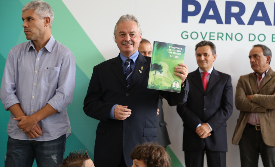 Copa do Mundo será tema pedagógico na sala de aula Secretaria da Educação e a Coordenação Geral da Copa do Mundo 2014 no Paraná lançam livro que integra o tema às disciplinas curriculares. <br />
<br />
Veja mais fotos em: <a href=" https://www.flickr.com/photos/flavioarns/sets/72157643369878354/" target="_blank"> https://www.flickr.com/photos/flavioarns </a>