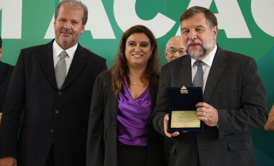 Copa do Mundo será tema pedagógico na sala de aula Secretaria da Educação e a Coordenação Geral da Copa do Mundo 2014 no Paraná lançam livro que integra o tema às disciplinas curriculares. <br />
<br />
Veja mais fotos em: <a href=" https://www.flickr.com/photos/flavioarns/sets/72157643369878354/" target="_blank"> https://www.flickr.com/photos/flavioarns </a>