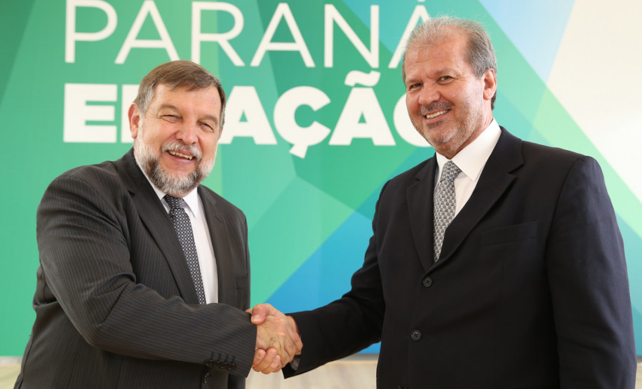 Copa do Mundo será tema pedagógico na sala de aula Secretaria da Educação e a Coordenação Geral da Copa do Mundo 2014 no Paraná lançam livro que integra o tema às disciplinas curriculares. <br />
<br />
Veja mais fotos em: <a href=" https://www.flickr.com/photos/flavioarns/sets/72157643369878354/" target="_blank"> https://www.flickr.com/photos/flavioarns </a>